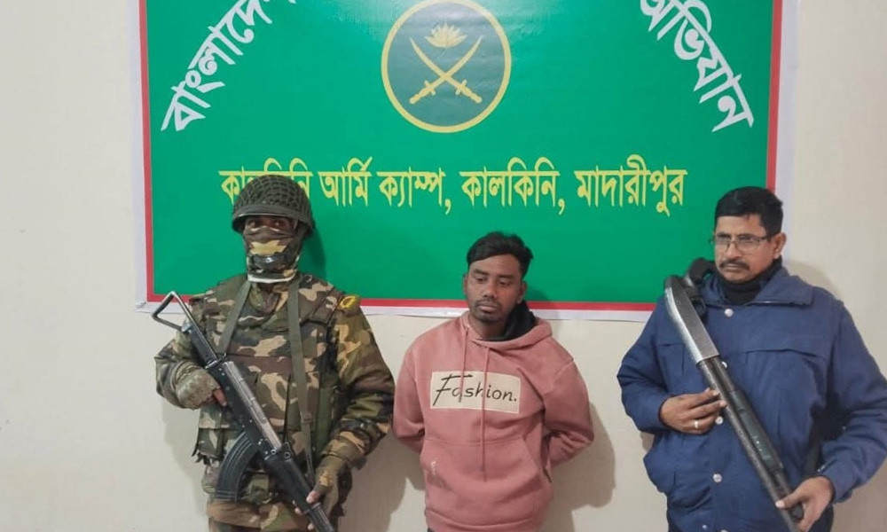 কালকিনিতে ২৩ ককটেলসহ গ্রেপ্তার ১