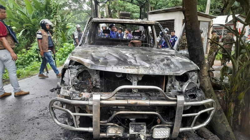 গোপালগঞ্জে পুলিশের গাড়িতে হামলা, আগুন
