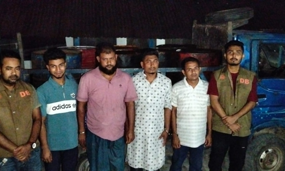 নোয়াখালীতে ১৪০০ লিটার অবৈধ ডিজেল উদ্ধার, গ্রেপ্তার ৪