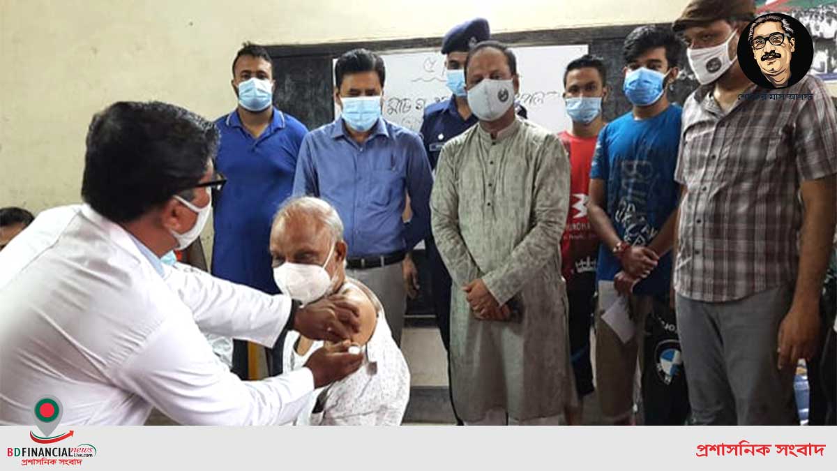 টিকাকেন্দ্রের সার্বিক কার্যক্রম পরিদর্শন করেন চট্টগ্রাম জেলা প্রশাসক