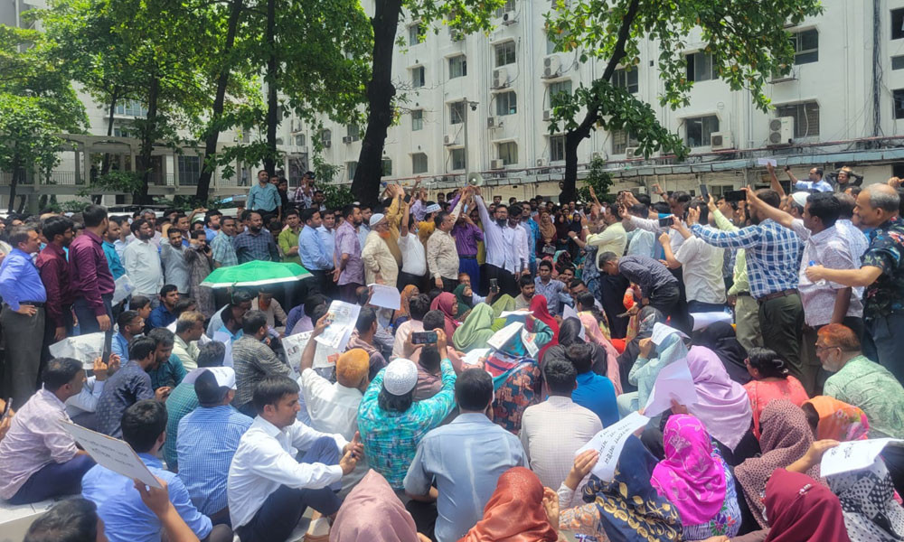 কড়া নিরাপত্তার মধ্যে সচিবালয়ে আজও বিক্ষোভ চলছে