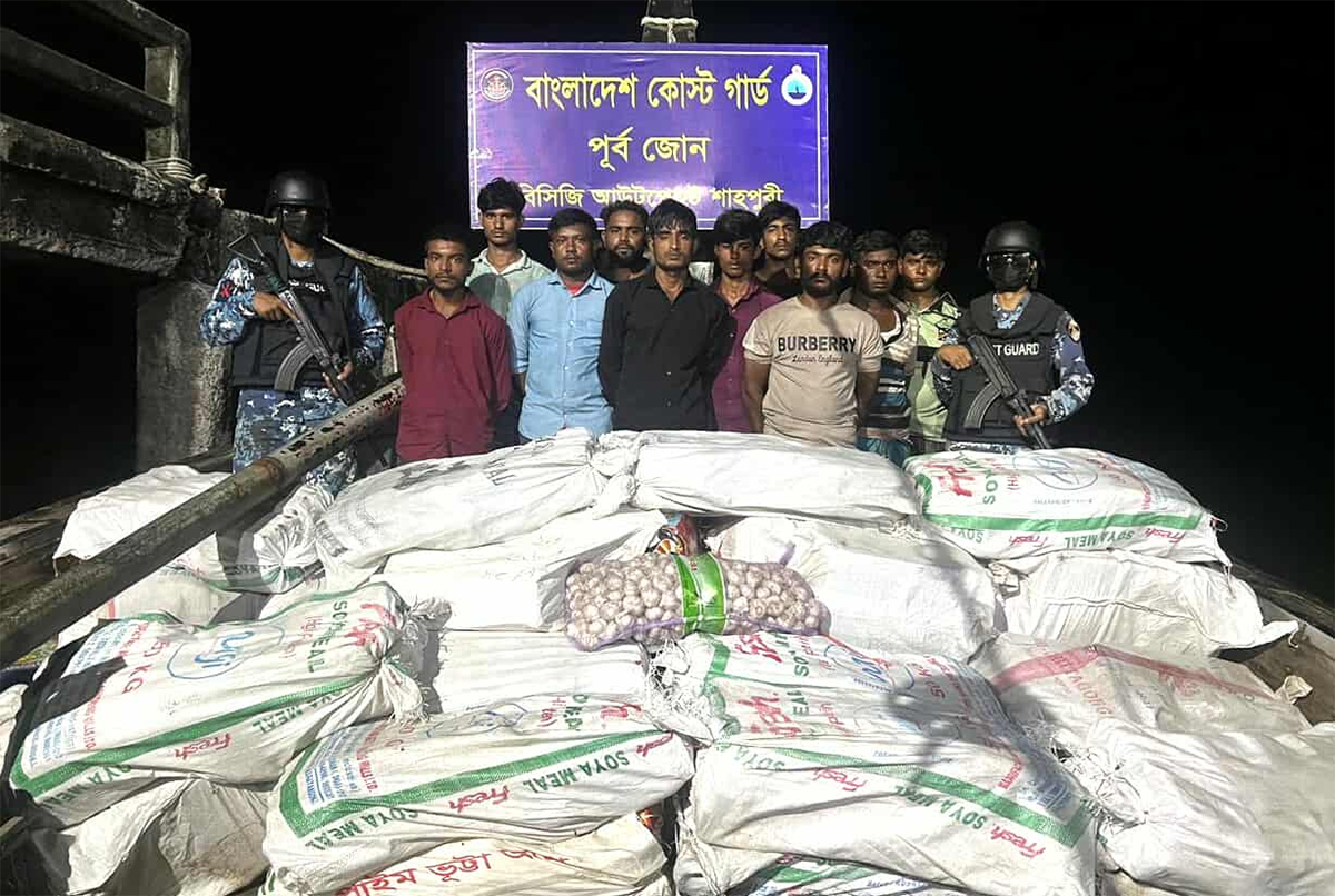 মিয়ানমারে খাদ্য সামগ্রী পাচারকালে ১০ পাচারকারী গ্রেফতার