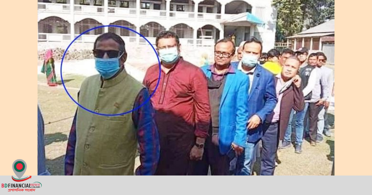 নিজ কেন্দ্রে লাইনে দাঁড়িয়ে ভোট দিলেন সমাজকল্যাণমন্ত্রী