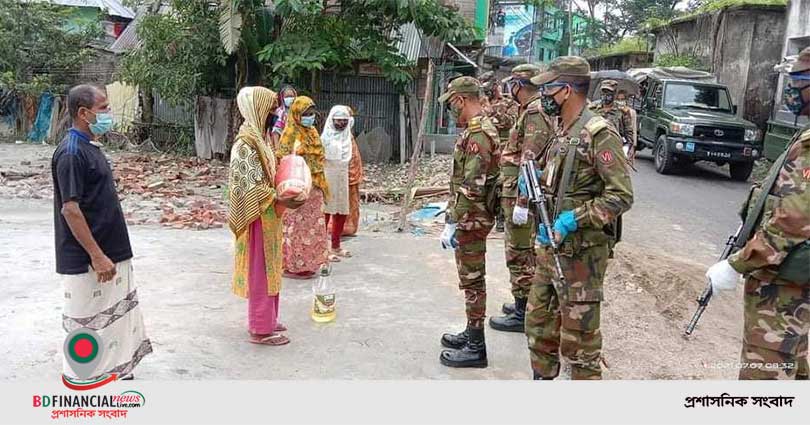 নলছিটিতে সেনাবাহিনীর ত্রাণ বিতরণ