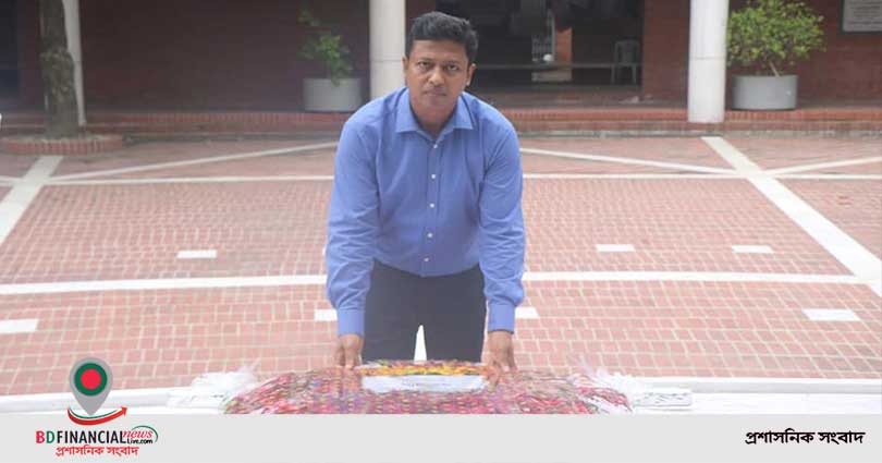 বঙ্গবন্ধুর সমাধিতে শ্রদ্ধাঞ্জলি জ্ঞাপন করেন বরিশাল জেলা প্রশাসক জসীম উদ্দীন হায়দার