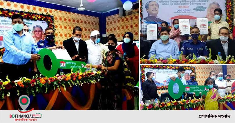 নড়াইলে ভূমিহীন ও গৃহহীন পরিবারকে প্রধানমন্ত্রীর পক্ষে ঘরের চাবি এবং দলিল হস্তান্তর  করেন জেলা প্রশাসক