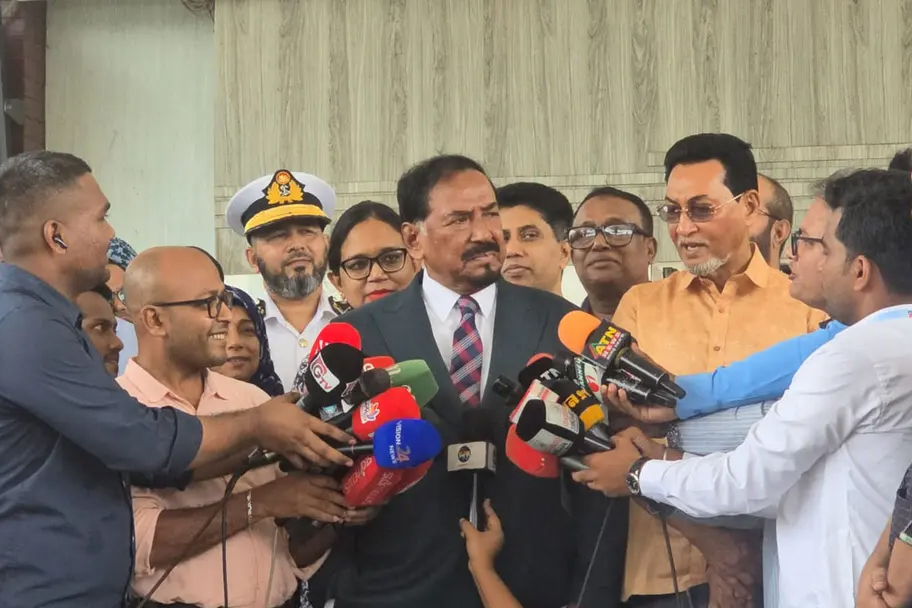 দেশে ফিরলেন স্পিকার