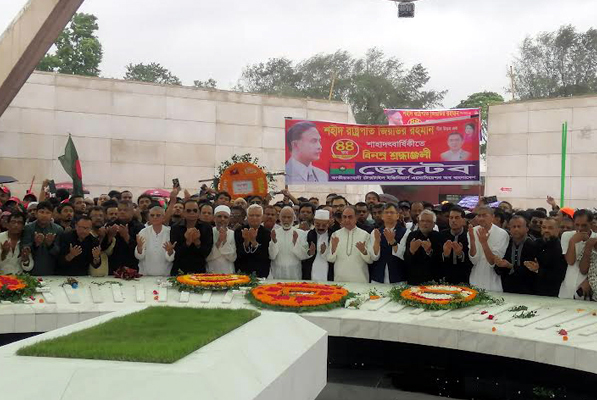 জিয়াউর রহমানের সমাধিতে বিএনপি ও অঙ্গসংগঠনের শ্রদ্ধা
