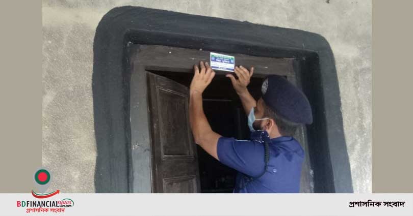 গাজীপুরের শ্রীপুরে অপরাধ নির্মূলে বাড়ি বাড়ি বিট পুলিশিং’র স্টিকার লাগিয়ে দিচ্ছে পুলিশ