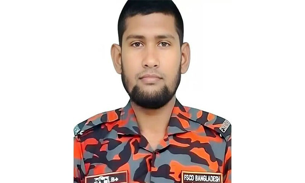 ফায়ার ফাইটার দিবসে ট্রাক নিল ফায়ার ফাইটারের প্রাণ