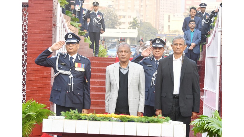 শহীদ পুলিশ সদস্যদের প্রতি স্বরাষ্ট্র উপদেষ্টা এবং আইজিপির শ্রদ্ধা