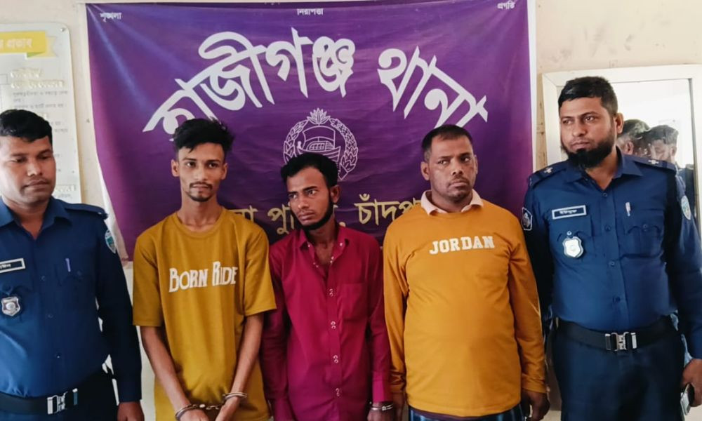 হাজীগঞ্জে অস্ত্রসহ ডাকাত দলের ৩ সদস্য আটক