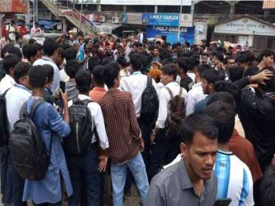শিক্ষামন্ত্রীর পদত্যাগের দাবিতে সায়েন্সল্যাব-উত্তরায় সড়ক অবরোধ