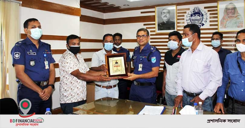 মানিকগঞ্জে পুলিশ সুপার রিফাত রহমান শামীমকে সাংবাদিকদের বিদায় সংবর্ধনা