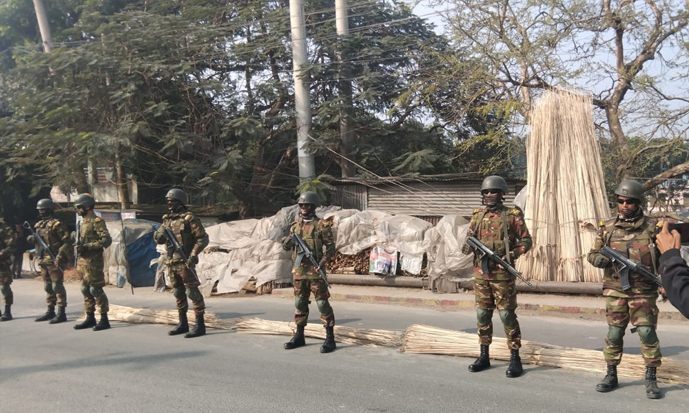 সেতুতে বোমা সদৃশ বস্তু উদ্ধার, ঘিরে রেখেছে যৌথ বাহিনী