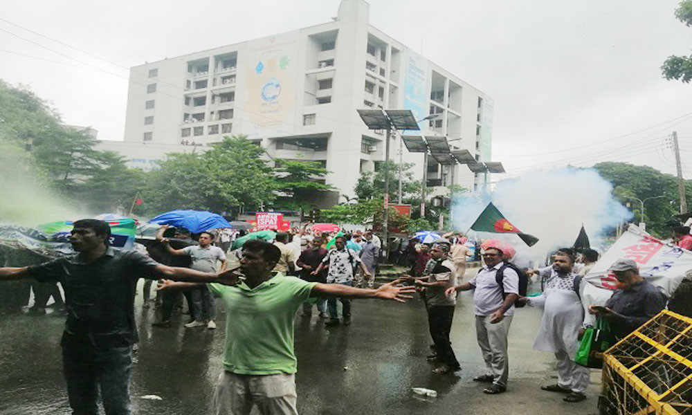 চাকরিচ্যুত বিডিআর সদস্যদের ওপর পুলিশের সাউন্ড গ্রেনেড নিক্ষেপ