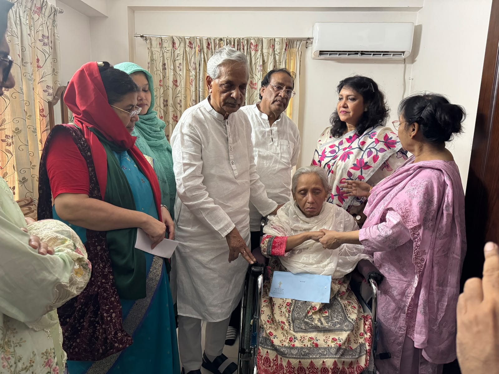 অসুস্থ শবনম মুশতারীকে দেখতে গেলেন সংস্কৃতি মন্ত্রী-প্রতিমন্ত্রী, ৫ লাখ টাকা সহায়তা