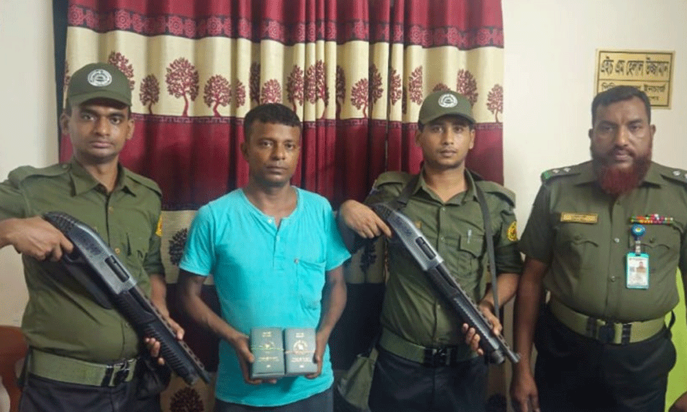 বেনাপোলে বাংলাদেশি ২০ পাসপোর্টসহ ভারতীয় ট্রাকচালক আটক