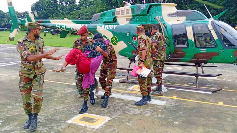 বন্যা: অন্তঃসত্ত্বা নারীকে হেলিকপ্টারে নিয়ে উড়ে এলো সেনাবাহিনী