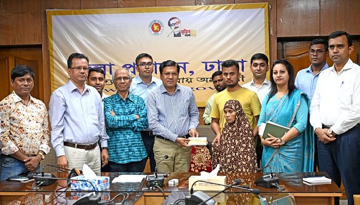 প্রধানমন্ত্রীর নির্দেশে সহায়তার হাত বাড়ালেন জেলা প্রশাসক