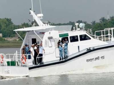 মোংলায় নৌঘাটিতে পৌঁছেছেন প্রধানমন্ত্রী