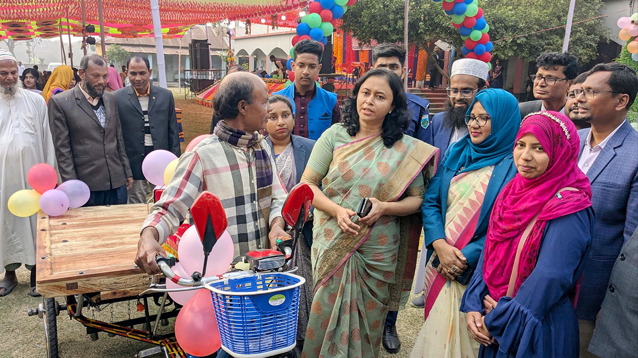 ডিম বিক্রি করা সেই ছাত্রীর পরিবারের পাশে নাটোরের ডিসি