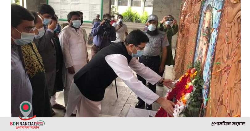 স্বাধীনতা দিবসে জাতির পিতার প্রতিকৃতিতে দক্ষিণ সিটির মেয়র ব্যারিস্টার শেখ তাপসের শ্রদ্ধাঞ্জলি অর্পণ