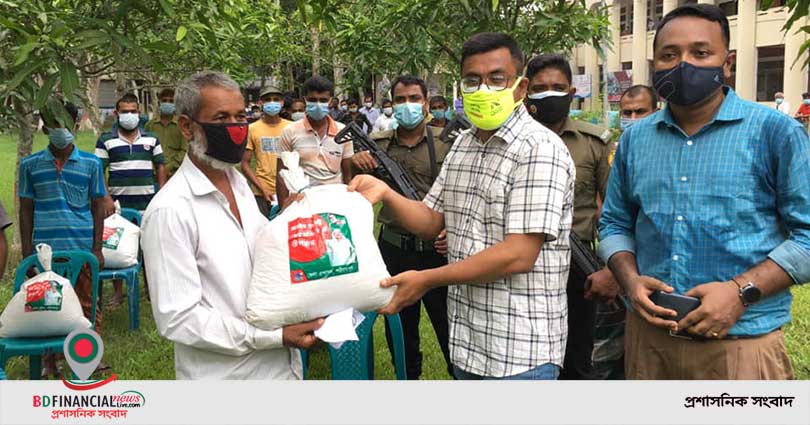 শরীয়তপুরে প্রধানমন্ত্রীর ত্রাণ সামগ্রী বিতরণ করলেন জেলা প্রশাসক পারভেজ হাসান
