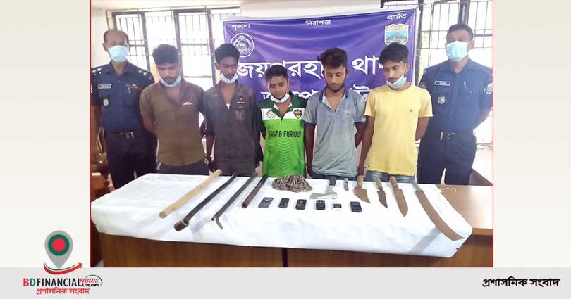 জয়পুহাটে ডাকাতি প্রস্তুতিকালে এ্যাম্বুলেন্স ও বিপুল পরিমানে দেশীয় অস্ত্র উদ্ধারসহ আটক ৫