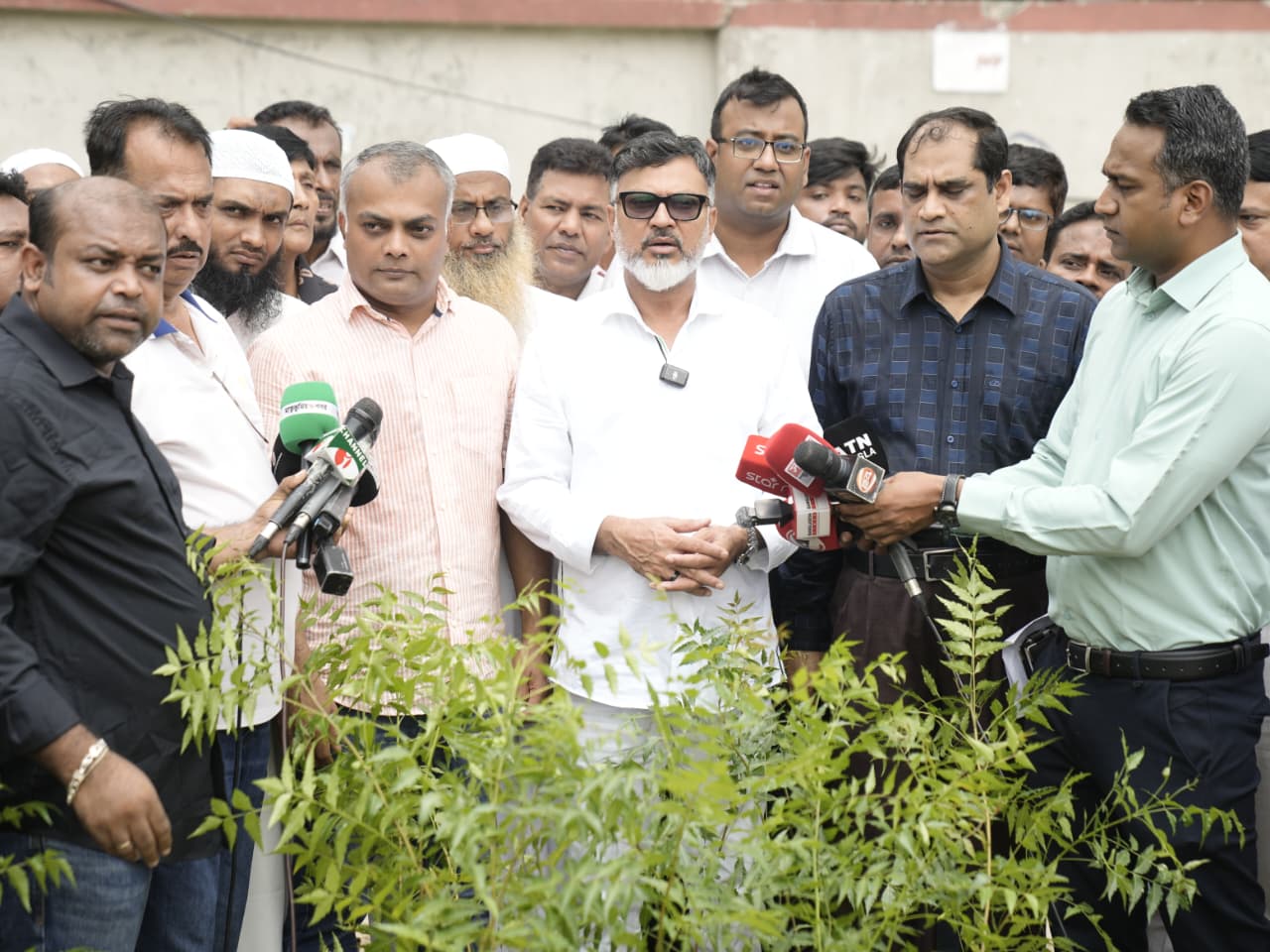ডিএনসিসির বৃক্ষরোপণ কর্মসূচির উদ্বোধন, পশুর হাটের বর্জ্য অপসারণ কাজ চলমান