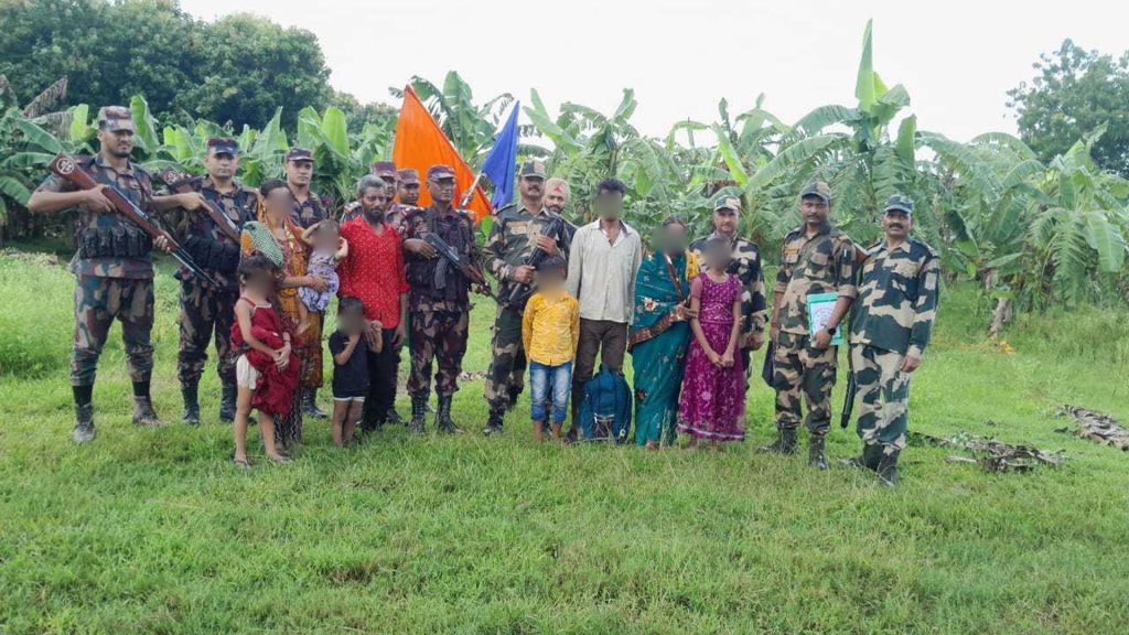 মেহেরপুরে ৯ বাংলাদেশিকে হস্তান্তর করল বিএসএফ