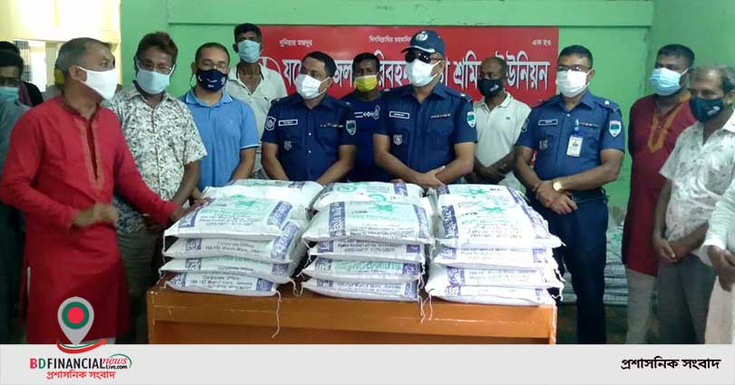 জেলা পরিবহন সংস্থা শ্রমিক ইউনিয়ন এর শ্রমিকদের মাঝে খাদ্য সহায়তা প্রদান করলো যশোর জেলা পুলিশ
