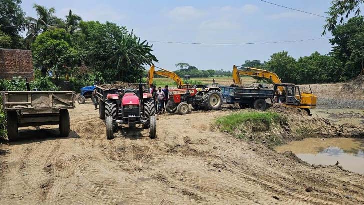 নবাবগঞ্জে কৃষি জমির মাটি বিক্রি, ২ জনকে কারাগারে