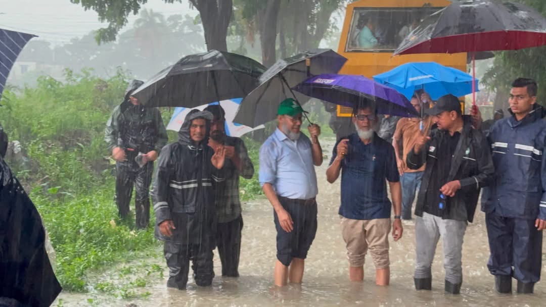 ভারী বর্ষণে কক্সবাজারে রেললাইন নিমজ্জিত, চট্টগ্রাম-কক্সবাজার ট্রেন চলাচল সাময়িক বন্ধ, পরিদর্শন করেছেন প্রতিমন্ত্রী