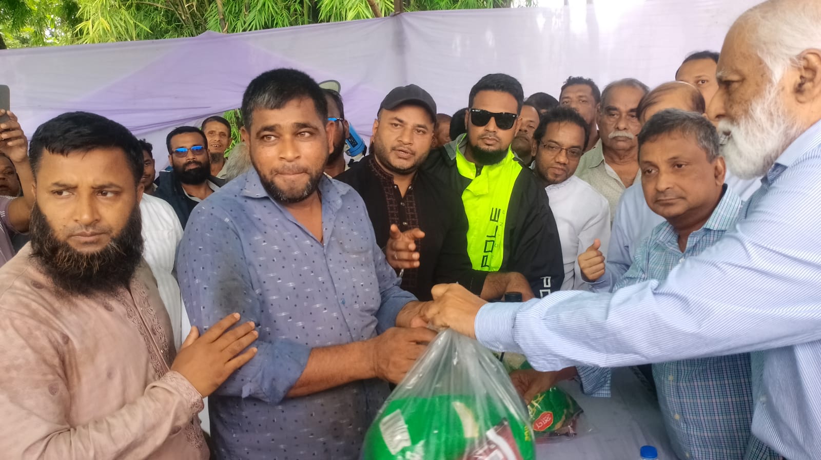 বন্যার্তদের পাশে সরকার, ত্রাণ কার্যক্রম আরও জোরদারের আশ্বাস