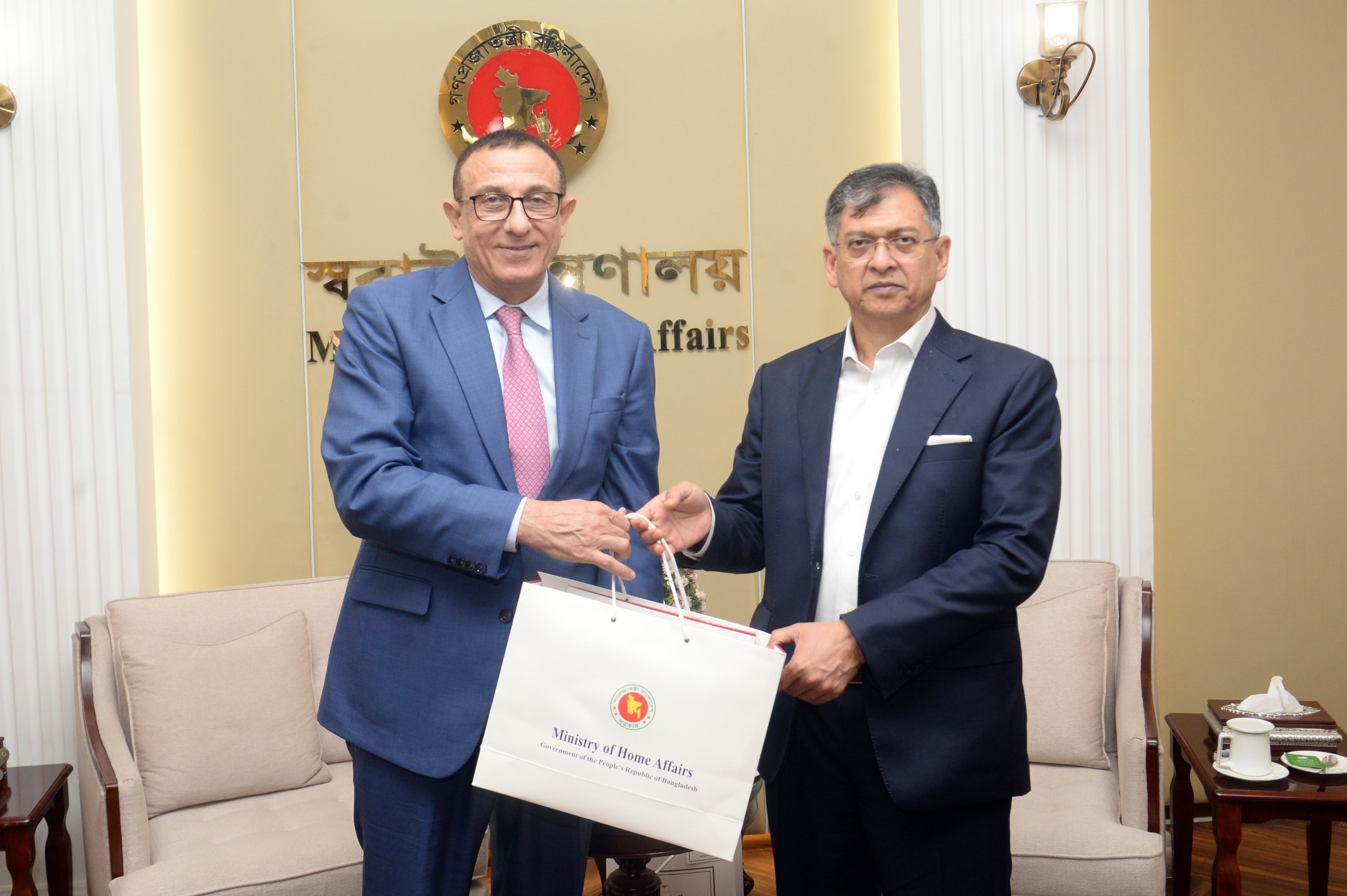 স্বরাষ্ট্রমন্ত্রীর সঙ্গে ফিলিস্তিনের রাষ্ট্রদূতের সাক্ষাৎ, ভিসা সহজীকরণ নিয়ে আলোচনা