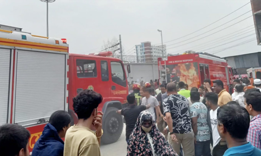 প্রশিক্ষণ বিমান বিধ্বস্তে নিহত ১, হেলিকপ্টারে সিএমএইচে নেওয়া হয়েছে ৪ জনকে : ফায়ার সার্ভিস