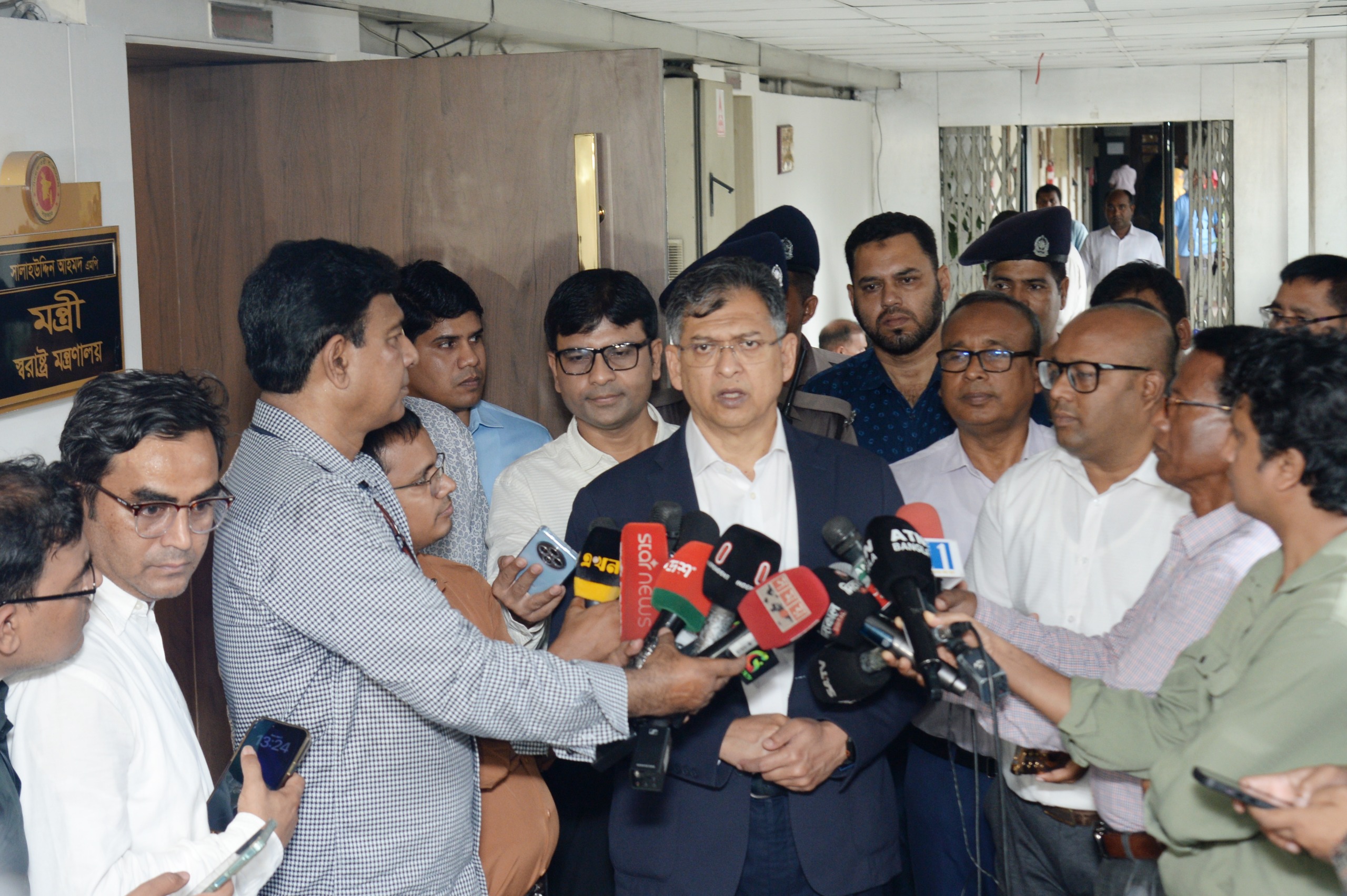অপরাধ দমনে ভালো কাজে পুরস্কার, গাফিলতিতে তিরস্কার বহাল থাকবে: স্বরাষ্ট্রমন্ত্রী