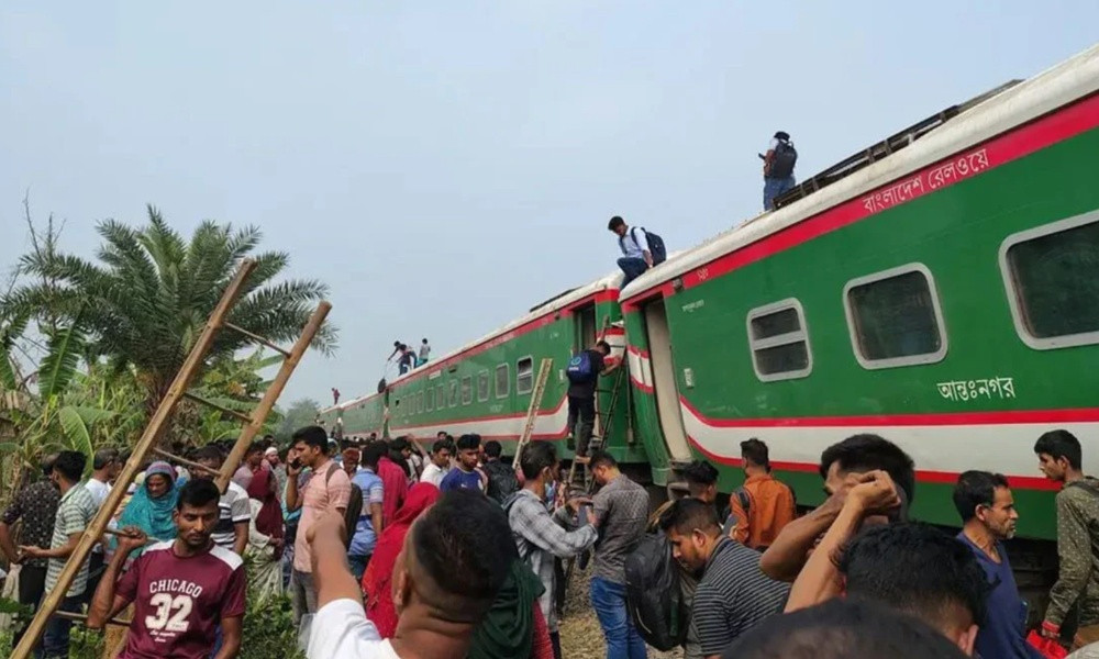 নীলসাগর এক্সপ্রেস লাইনচ্যুত; ঢাকার সঙ্গে উত্তরবঙ্গের রেলযোগাযোগ বন্ধ