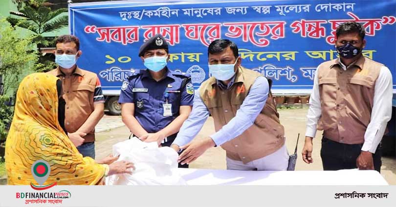 ময়মনসিংহে সারা জাগিয়েছে পুলিশের ১০ টাকায় দু’দিনের আহার