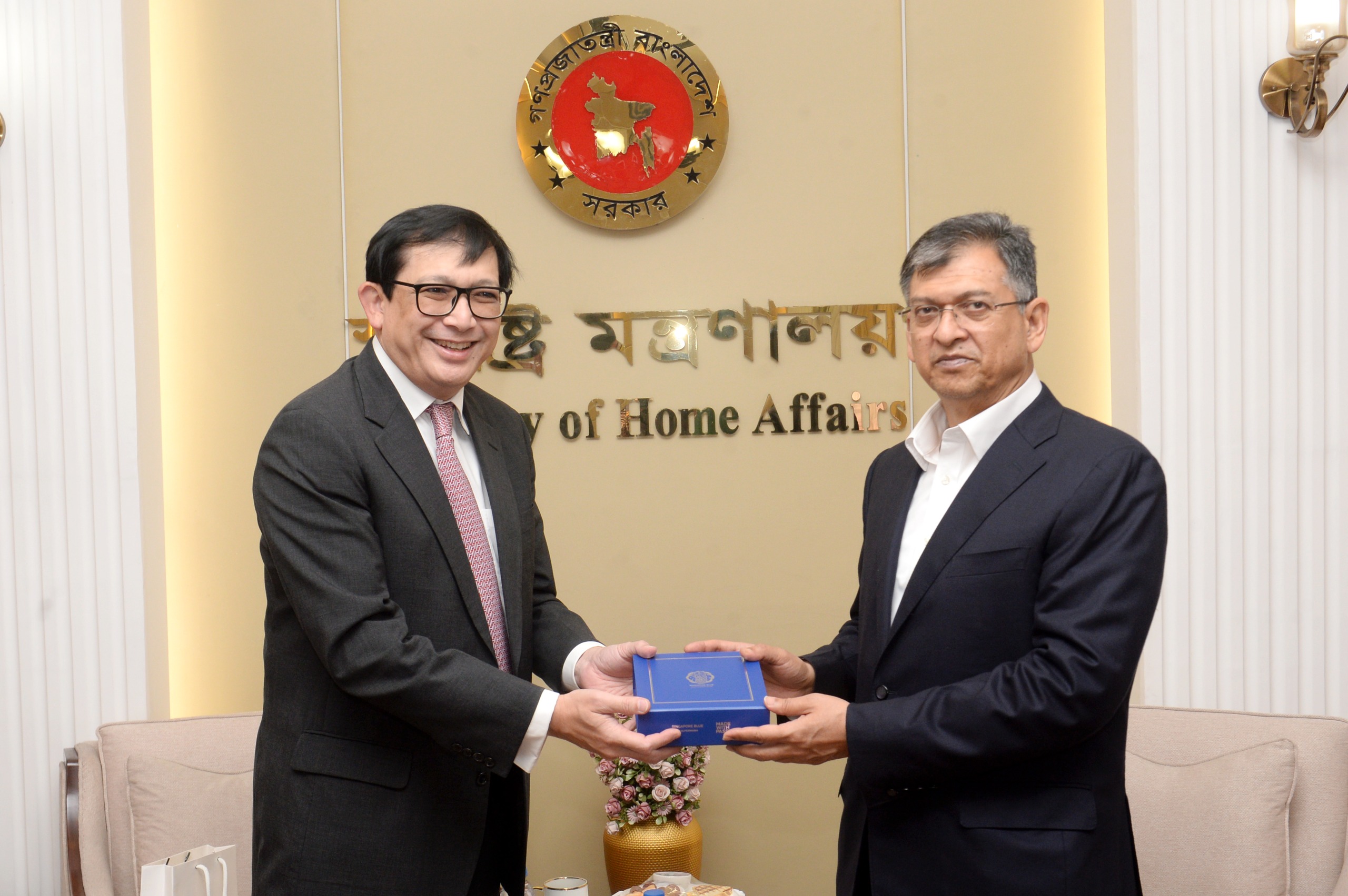 সিঙ্গাপুরের বিদায়ী কূটনীতিকের সঙ্গে স্বরাষ্ট্রমন্ত্রীর সাক্ষাৎ
