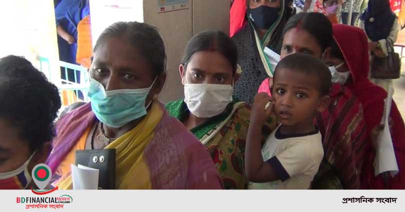 টিকা প্রত্যাশিদের ভিড় সামাল দিতে পুলিশ মোতায়েন