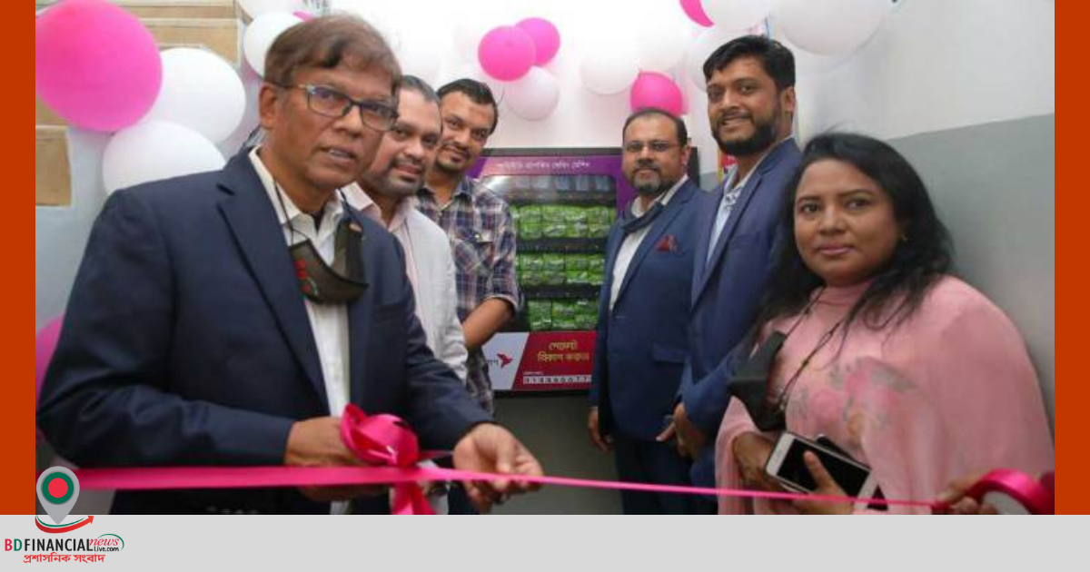 পোশাক কারখানায় নারী শ্রমিকদের স্যানিটারি ন্যাপকিন ভেন্ডিং মেশিন স্থাপন করছে বিকাশ