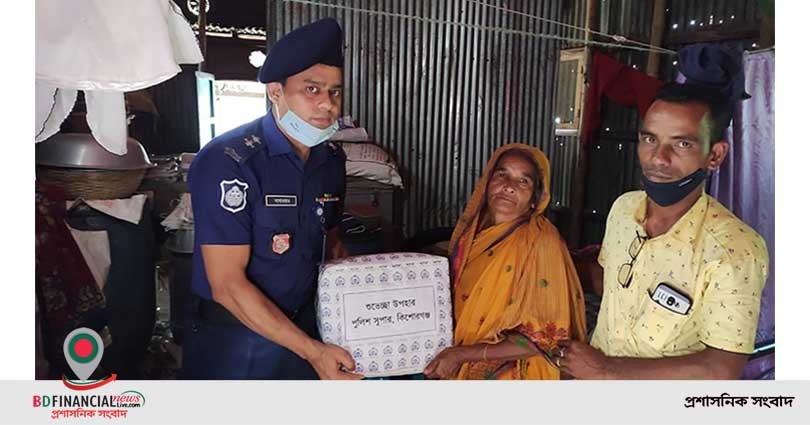 শোলাকিয়ায় জঙ্গী হামলায় নিহতদের স্বজনকে উপহার সামগ্রী দিলেন কিশোরগঞ্জের এসপি