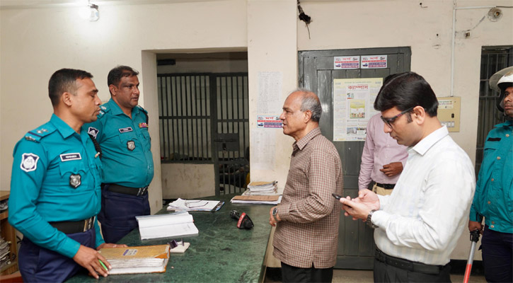 ভোরে ৪ থানা পরিদর্শনে স্বরাষ্ট্র উপদেষ্টা, এসআই-কনস্টেবল বরখাস্ত