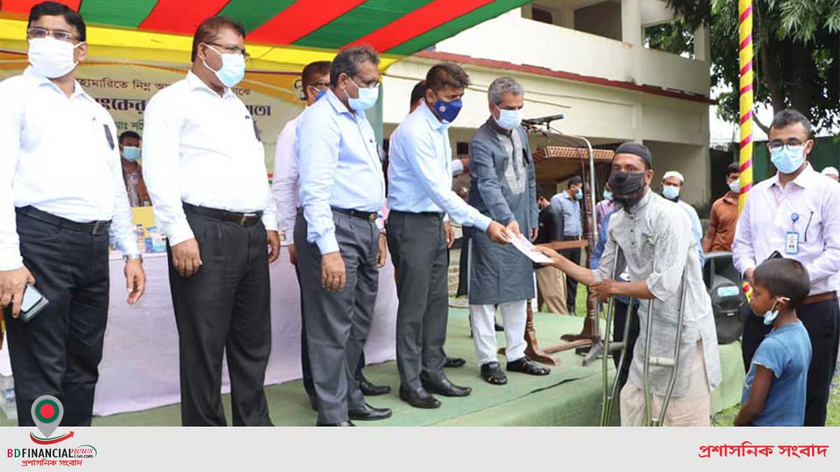 সোনালী ব্যাংকের আর্থিক সহায়তায় ৬০০ পরিবারের মাঝে ঢাকা জেলা প্রশাসকের নগদ অর্থ বিতরণ