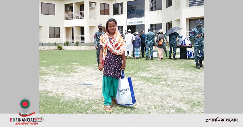 সেন্টমার্টিন্সে দুঃস্থ ও অসহায়দের মাঝে নৌবাহিনীর ঈদ উপহার সামগ্রী প্রদান