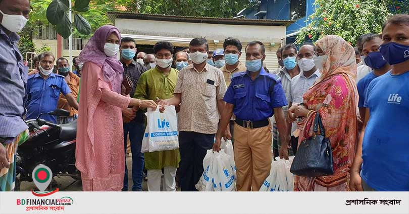 ভালুকায় আশ্রয়ণ প্রকল্পের  সকল পরিবারের মাঝে মাংস নিয়ে হাজির  ইউএনও সালমা