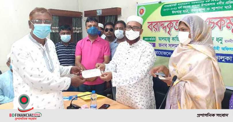 ভালুকায় ধর্মবিষয়ক মন্ত্রণালয়ের অনুদান শাখার চেক বিতরণ