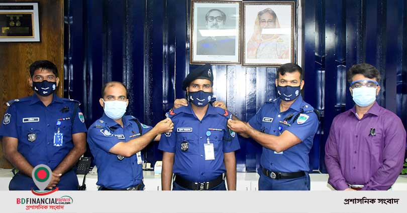 কুষ্টিয়ায় পদোন্নতি প্রাপ্তদের র‌্যাংক ব্যাজ পরিয়ে দিলেন পুলিশ সুপার